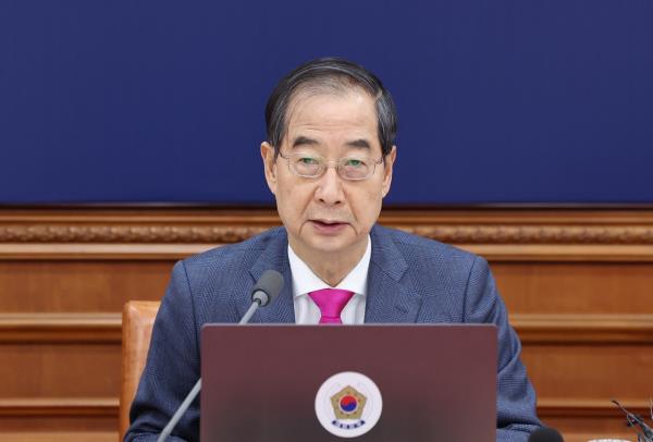 Prime Minister Han Duck-soo presides over a Cabinet meeting held at the Government Complex Seoul on Friday. (Yonhap)