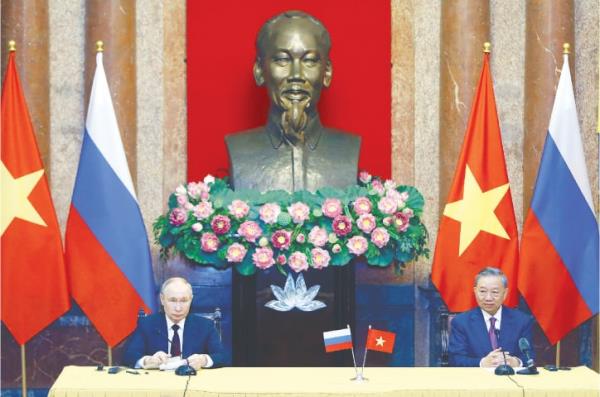  President Vladimir Putin (left) and Vietnam’s President To Lam take part in a press briefing at the Presidential Palace in Hanoi on June 20.—AFP 